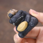 Yixing tea pet met capibara op een krokodil