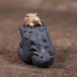 Yixing tea pet met capibara op een krokodil
