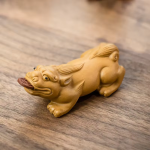 Yixing tea pet met fantasiewezen — Okergeel