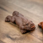 Yixing tea pet met fantasiewezen — Taupe