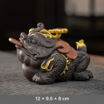 Yixing tea pet met gelukspad van zisha-klei — Goudkleurige details