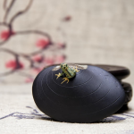 Yixing tea pet met groene kikker