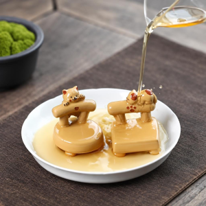 Yixing tea pet met kat op miniatuurstoel