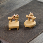 Yixing tea pet met kat op miniatuurstoel