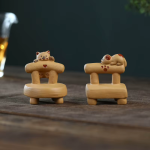 Yixing tea pet met kat op miniatuurstoel