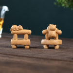 Yixing tea pet met kat op miniatuurstoel
