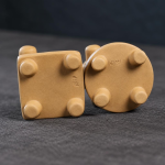 Yixing tea pet met kat op miniatuurstoel