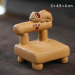 Yixing tea pet met kat op miniatuurstoel — Liggende kat