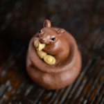 Yixing tea pet met muis en buidel