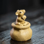 Yixing tea pet met muis en buidel — Crème-gouden muis
