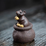 Yixing tea pet met muis en buidel — Grijsbruine muis