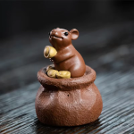Yixing tea pet met muis en buidel — Roodbruine muis