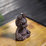 Yixing tea pet met zittende draak