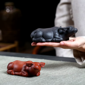 Yixing tea pet van zishaklei met rundfiguur