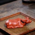 Yixing tea pet van zishaklei met rundfiguur — Roodbruin