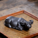 Yixing tea pet van zishaklei met rundfiguur — Zwart