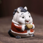 Yixing tea pet varken als gelukssymbool — Wit en rood