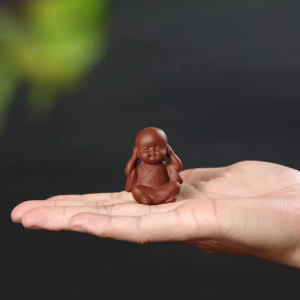 Zittende tea pet monnik van aardewerk